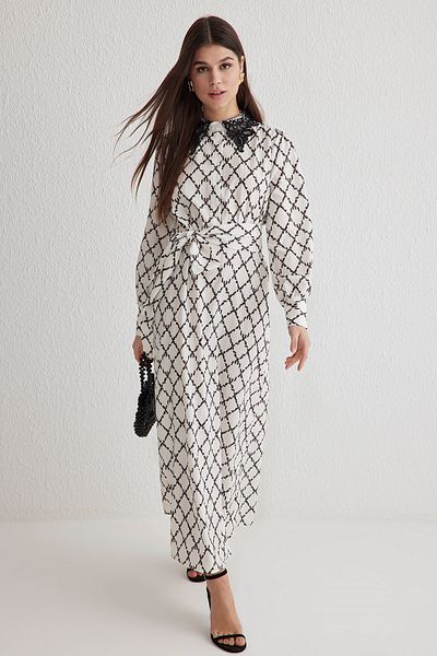 Trendyol Modest Cremefarbenes, ungefüttertes, geometrisch gewebtes Crinkle-Hijab-Kleid TCTSS25EB00028