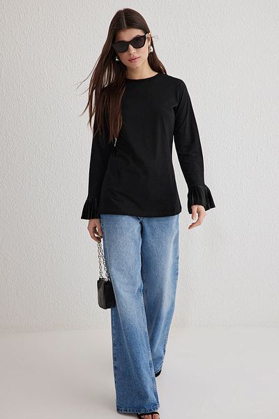 Trendyol Modest Schwarze gestrickte Tunika mit Falten und Manschettendetail TCTSS25UK00000