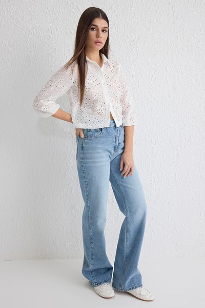 Trendyol Collection Cămașă țesătă cu broderie albă din țesătură obișnuită TWOSS25GO00032