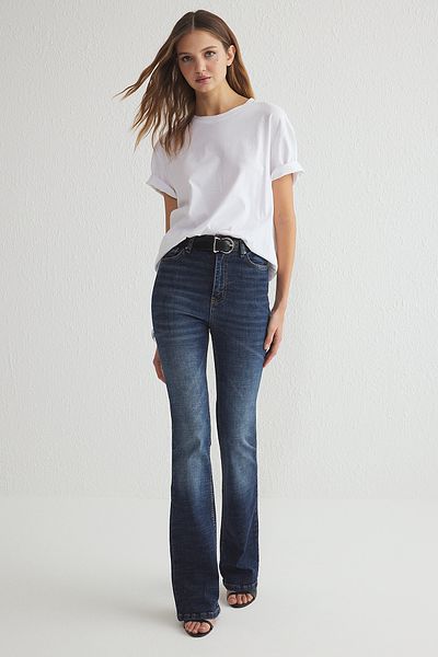 Trendyol Collection Sötétkék magas derekú flare farmer TWOSS25JE00103