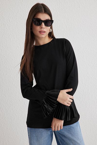Trendyol Modest Schwarze gestrickte Tunika mit Falten und Manschettendetail TCTSS25UK00000