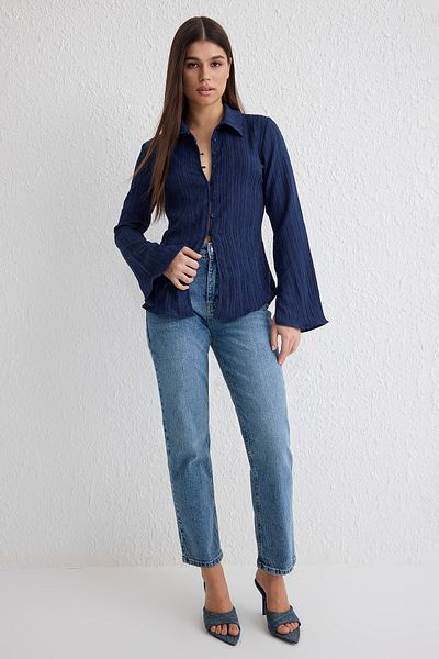 Trendyol Collection Dunkelblaues, strukturiertes, tailliertes, gewebtes Hemd TWOSS24GO00002