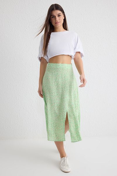 Trendyol Collection Hellgrüner, geschlitzter, detaillierter, gewebter Midirock aus Viskose mit Blumenmuster TWOSS20ET0230