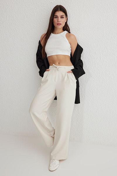 Trendyol Collection Weiße gewebte Hose mit niedrigem Bund und weitem Bein – Schnürung TWOSS25PL00042