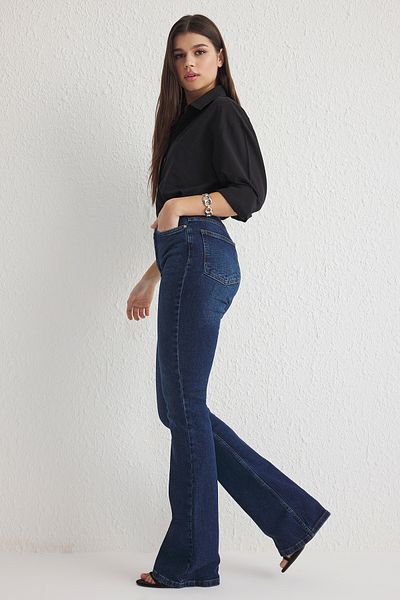 Trendyol Collection Dunkelblaue Flare-Jeans mit hoher Taille TWOSS25JE00110