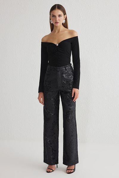 Trendyol Collection Schwarze Strickbluse mit Carmen-Ausschnitt und Accessoires TPRSS25BZ00016