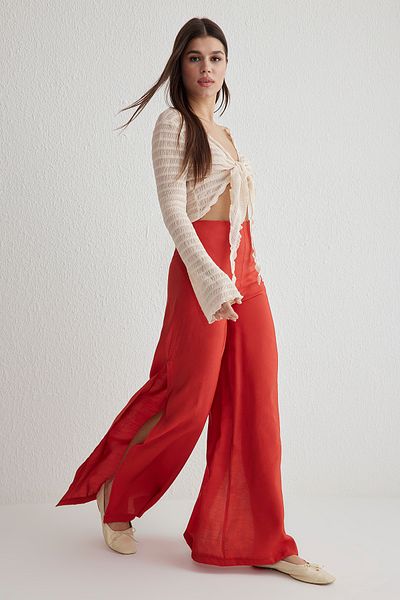 Trendyol Collection Rote Modal-Hose mit weitem Bein und hoher Taille – Schlitzdetail TWOSS25PL00006
