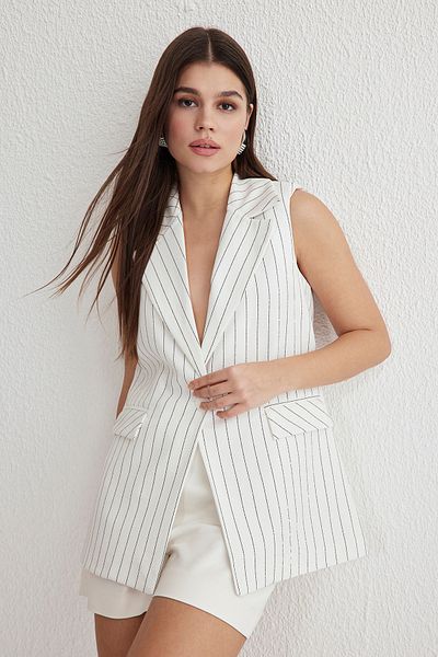 Trendyol Collection Weiße, übergroße, lange, gestreifte Weste mit Jackenkragen TWOSS25YE00027