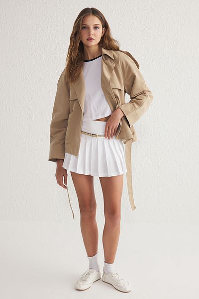 Trendyol Collection Beiger Oversize-Trenchcoat mit weitem Schnitt und Gürtel TWOAW24TR00011