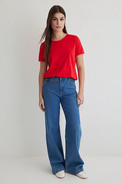 Trendyol Collection Rotes Basic-Strick-T-Shirt aus 100 % Baumwolle mit kontrastierenden Nähten und Rundhalsausschnitt TWOSS19AD0085