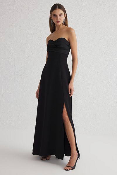 Trendyol Collection Schwarzes, trägerloses A-Linien-Abendkleid für die Heimkehr TPRSS25AE00045