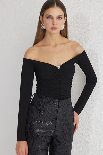 Trendyol Collection Schwarze Strickbluse mit Carmen-Ausschnitt und Accessoires TPRSS25BZ00016