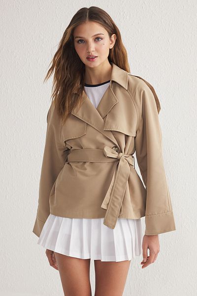 Trendyol Collection Beiger Oversize-Trenchcoat mit weitem Schnitt und Gürtel TWOAW24TR00011