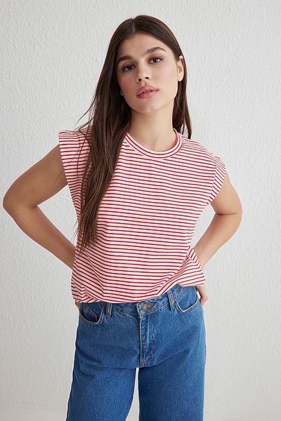 Trendyol Collection Basic-Strick-T-Shirt mit Rundhalsausschnitt und roten Streifen – 100 % Baumwolle, wattiertes TWOSS20TS0021