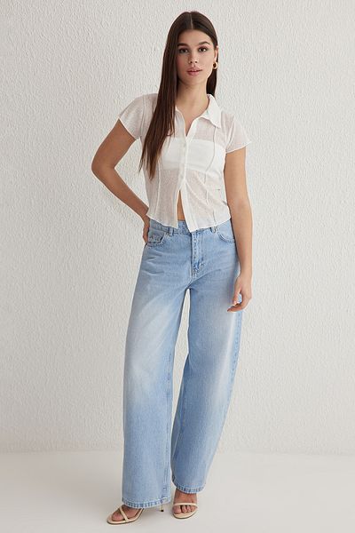 Trendyol Collection Weißes, geschnittenes/körperbetontes, geschmeidiges Hemd aus Schaumstoff TWOSS25GO00027