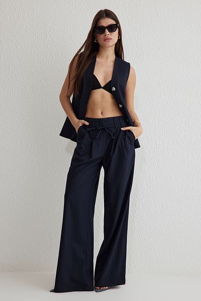 Trendyol Collection Sötétkék széles szárú öves szőtt nadrág - TWOSS25PL00031