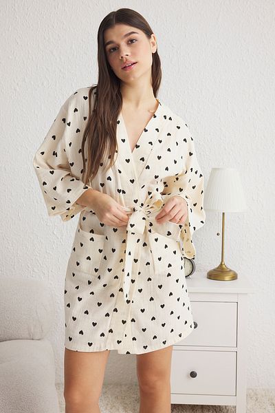 Trendyol Collection Ecrufarbener Musselin-Morgenmantel mit Herzen und Gürtel – 100 % Baumwolle THMSS25SB00000