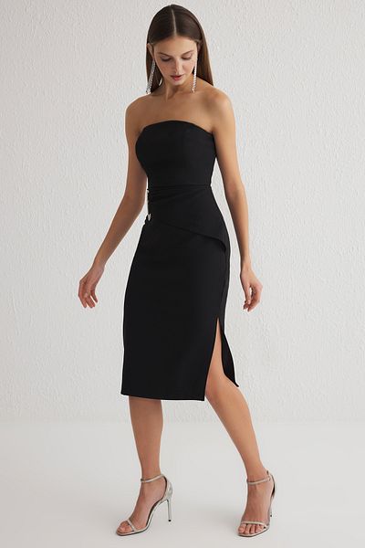 Trendyol Collection Schwarzes, figurbetontes, trägerloses, gewebtes Midikleid TPRSS25EL00127