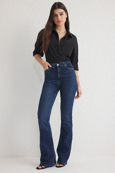 Trendyol Collection Dunkelblaue Flare-Jeans mit hoher Taille TWOSS25JE00110