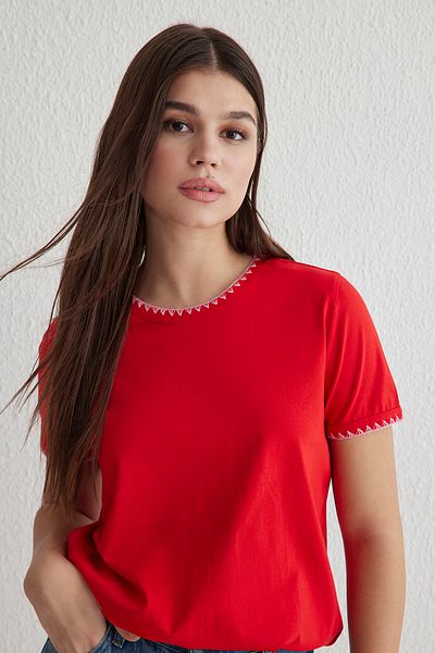 Trendyol Collection Rotes Basic-Strick-T-Shirt aus 100 % Baumwolle mit kontrastierenden Nähten und Rundhalsausschnitt TWOSS19AD0085