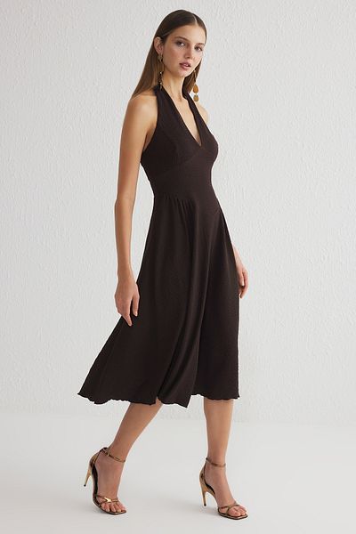 Trendyol Collection Καφέ κομψό πλεκτό φόρεμα με λεπτομέρεια με λαιμόκοψη σε σχήμα Α TPRSS25EL00086