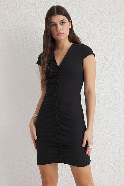 Trendyol Collection Μαύρο βολάν που αγκαλιάζει το σώμα Λεπτομερές μίνι υφαντό φόρεμα TWOSS25EL00212
