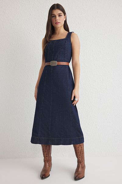Trendyol Collection Sötétkék varrás részletes, négyzet alakú nyakpántos Midi farmer ruha TWOSS25EL00006