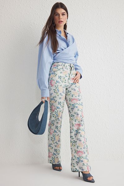 Trendyol Collection Mehrfarbige Jeans mit Blumendruck und hoher Taille und weitem Bein TWOSS25JE00167