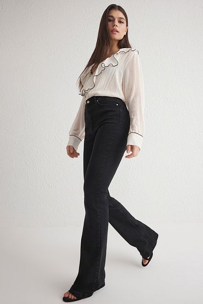 Trendyol Collection Schwarze Schlagjeans mit hoher Taille TWOSS25JE00109