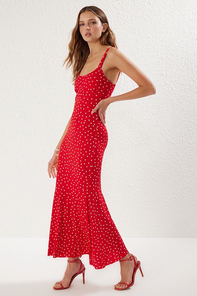 Trendyol Collection Dehnbares, geripptes, rotes, gepunktetes Maxi-Bleistiftkleid mit Hosenträgern TWOSS24EL00682