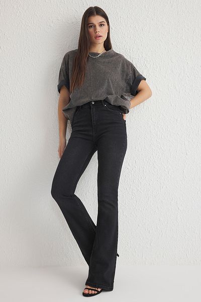 Trendyol Collection Schwarze Flare-Jeans mit hoher Taille TWOSS25JE00110