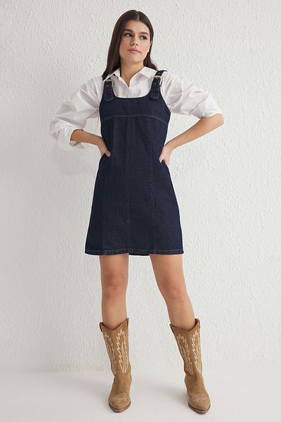 Trendyol Collection Dunkelblaues Mini-Jeanskleid mit verstellbaren Trägern und Schnallen TWOSS25EL00154