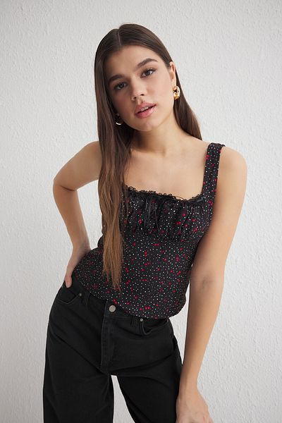 Trendyol Collection Schwarze Crop-Webbluse mit Kirschmuster und Kordelzug vorne TWOSS25BZ00052