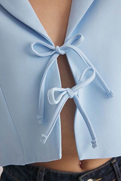 Trendyol Collection Jachetă de blazer cu țesătură crop, albastru deschis, cu detaliu de legare TWOSS25BC00025