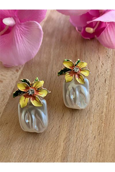 Pelin Aksesuar Baroque Shape Pearl and Flower Design Earrings