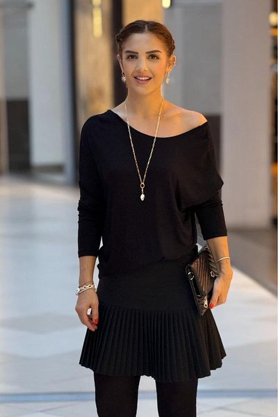 Nevin Kaya Moda Bluză neagră cu decolteu în V