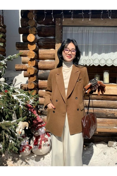 selvi wear with love سترة كورية أنيقة بلون الجمل - تصميم أنيق وعالي الجودة