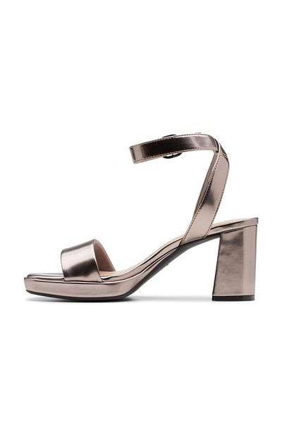 CLARKS صندل جلد صناعي معدني للنساء