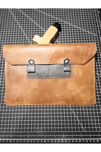FH LEATHER GOODS حافظة تابلت مصنوعة يدويًا من الجلد الطبيعي مقاس 10 بوصات - مخصصة