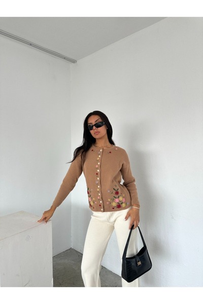 02Lady Fashion Embroidered Floral Buttoned Knitwear Cardigan