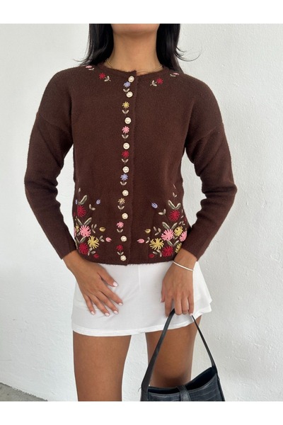 02Lady Fashion Embroidered Floral Buttoned Knitwear Cardigan