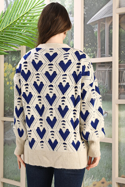02Lady Fashion Oversize Soft Heart Patterned Knitted Detail Buttoned Strickery Cardigan