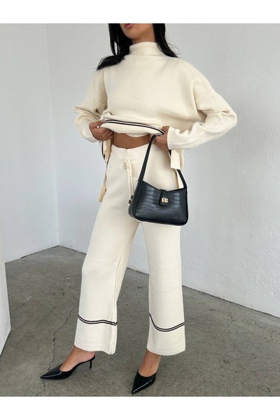 02Lady Fashion طقم تريكو واسع الساق مع تفاصيل شريطية ذات ياقة واقفة