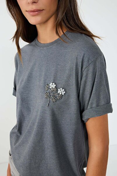 No Matter What Anthrazitfarbenes T-Shirt mit Rundhalsausschnitt, verziert mit Blumen und Steinen