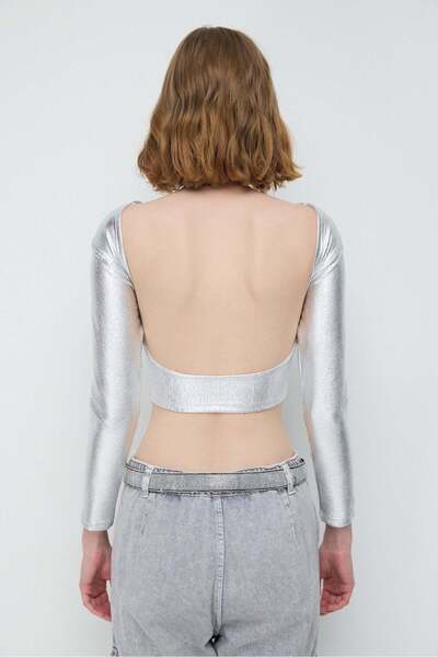 No Matter What Glänzendes, rückenfreies Basic-Top aus türkischem Stoff