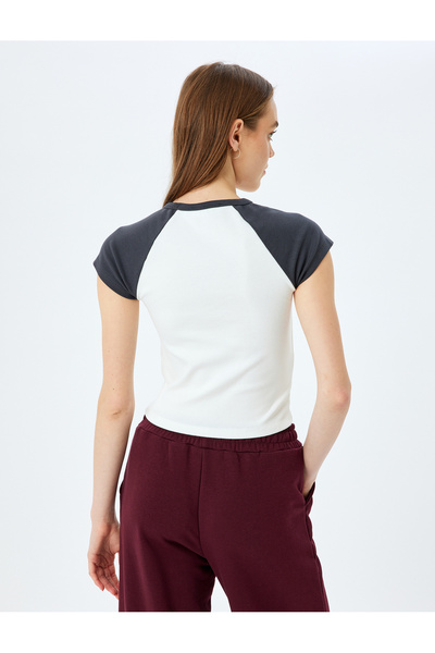 Koton Μπλουζάκι με λαιμόκοψη με λαιμόκοψη Basic Slim Fit κοντομάνικο Raglan μανίκι