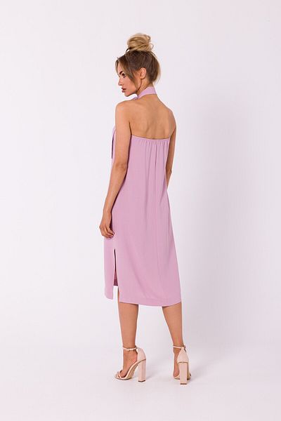 Made of Emotion Flattering halter neck finished with a tie detail gives this simple midi summer dress a chic look.