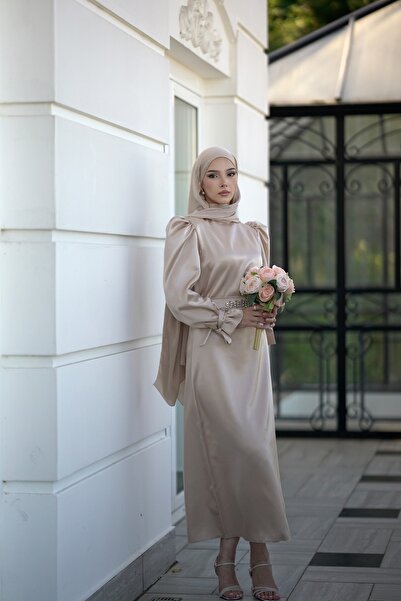 BAHARYAMAÇLI KADIN BEJ KOL VE KEMER TOKASI DETAYLI VALERİA TESETTÜR ABİYE ELBİSE