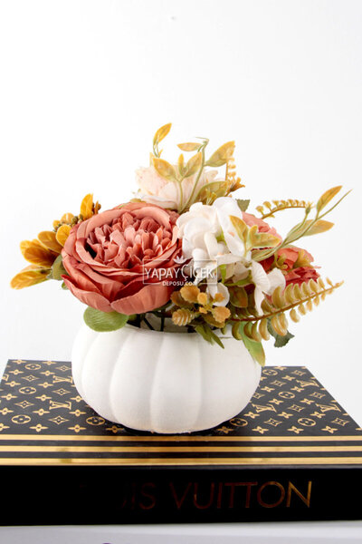 Yapay Çiçek Deposu Аранжировка от божури и гарнирани гербери в бетонни саксии Кафе