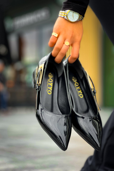 Buem Pantofi casual de damă din piele lacuită strălucitoare cu cataramă și toc